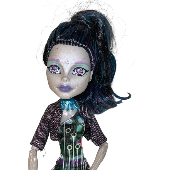 Monster High Boo York City Ghouls Elle Eedee Robot Doll Necklace Boots Jacket - Picture 4 of 11